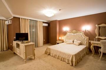 VIP-полулюкс с бесплатной подземной парковкой в Отеле Hotel Diamond